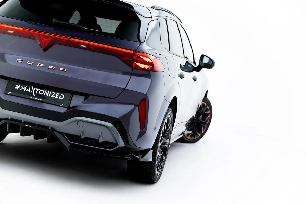 Blank sort hekksplitter til Cupra Terramar Mk1 sett fra siden