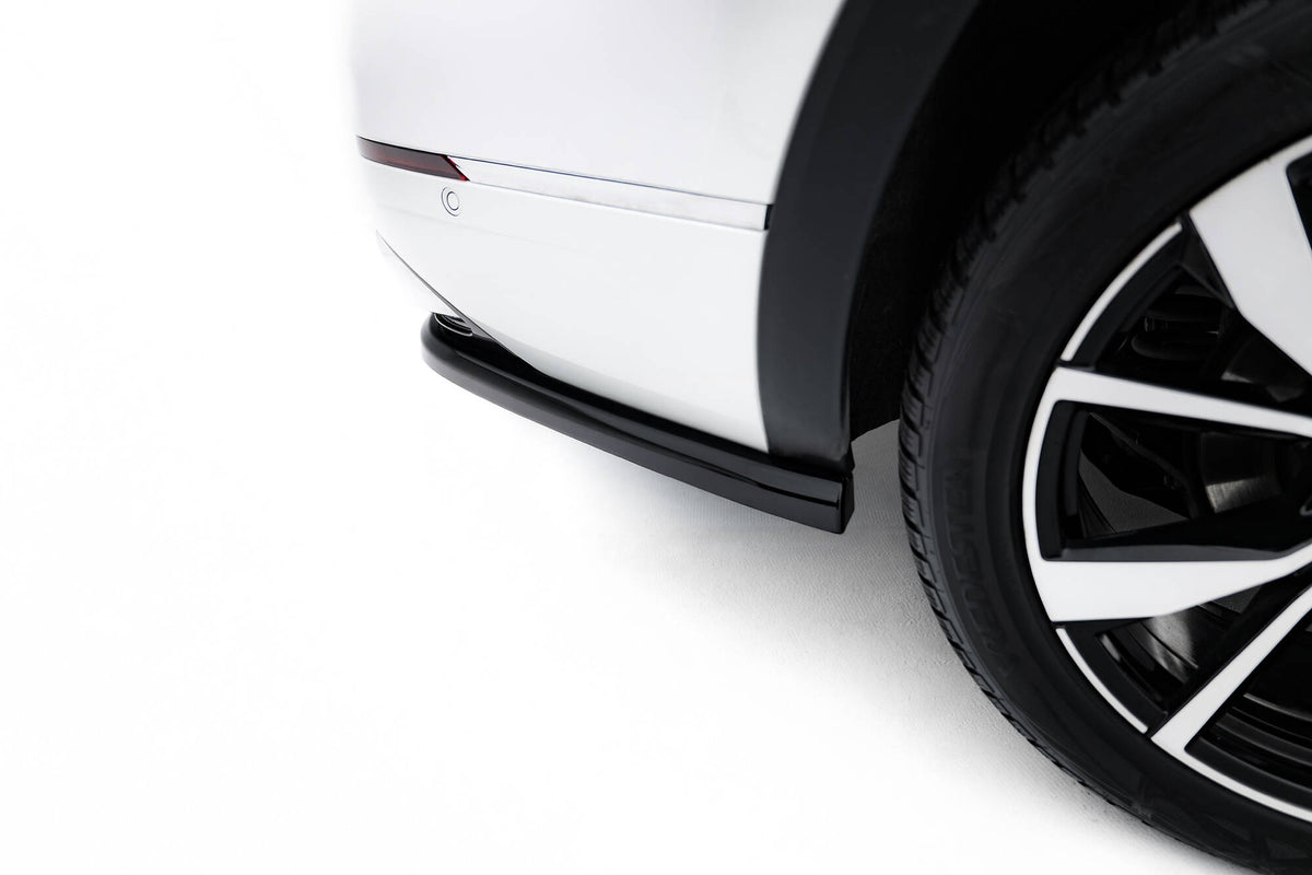 Diffuser til VW Atlas R-Line Facelift 2 med sort strukturert overflate, sett nedenfra