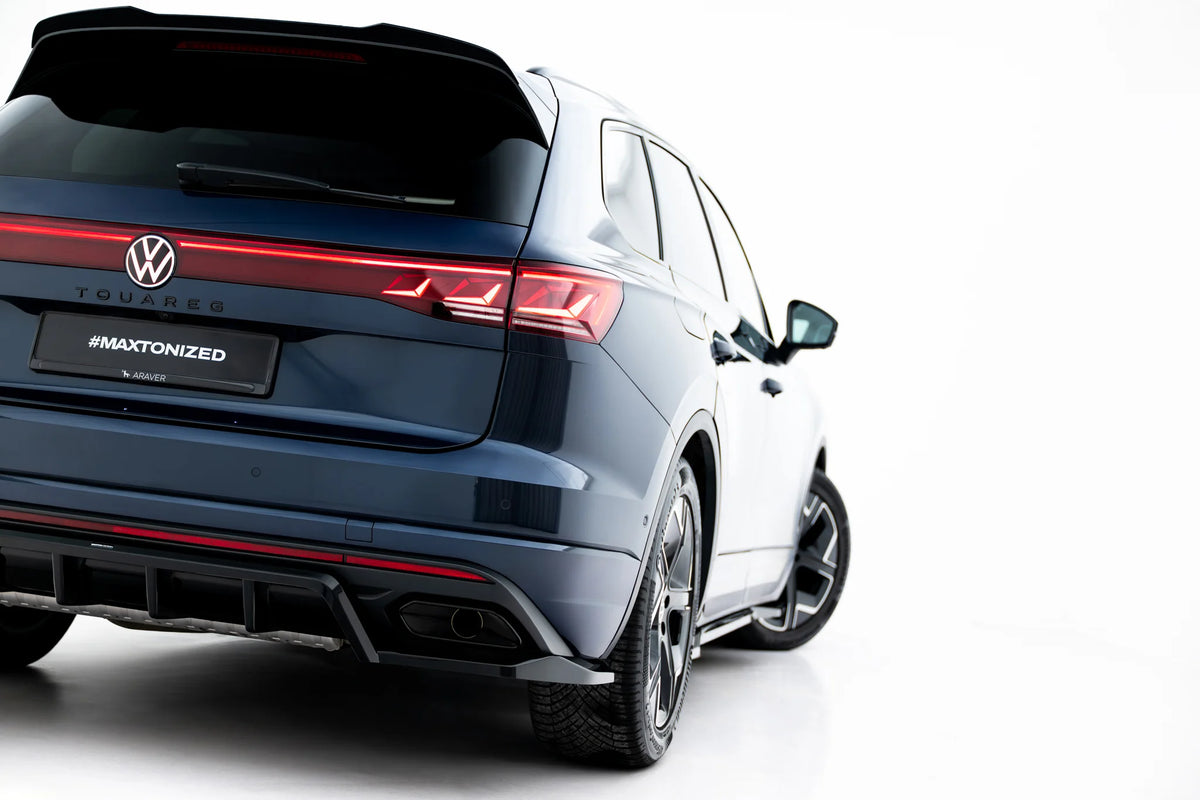 Bakre splitter i ABS Gloss Black sett fra siden på VW Touareg Mk3 Facelift