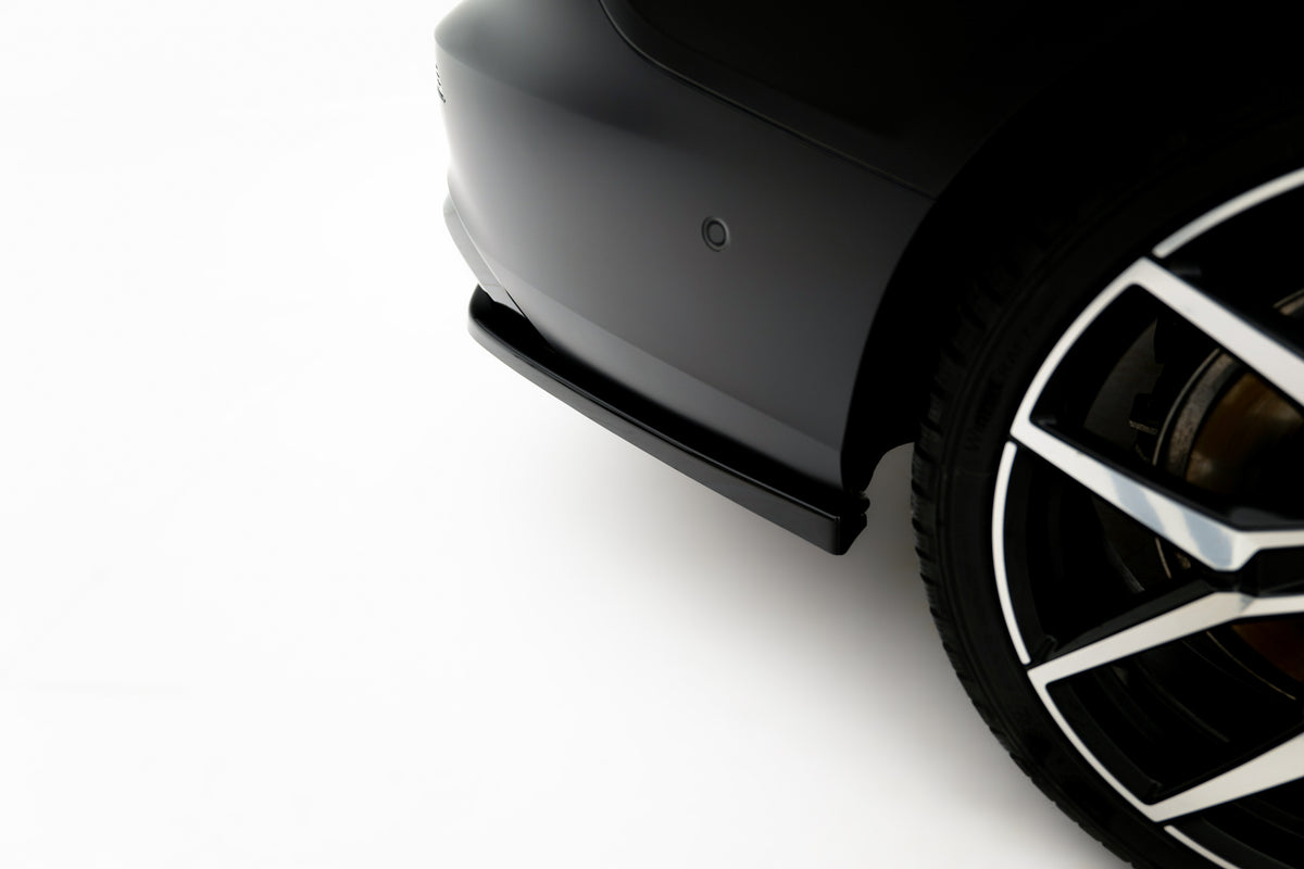 Blank sort baksplitter montert under bakre støtfanger på Volvo V60 Mk3