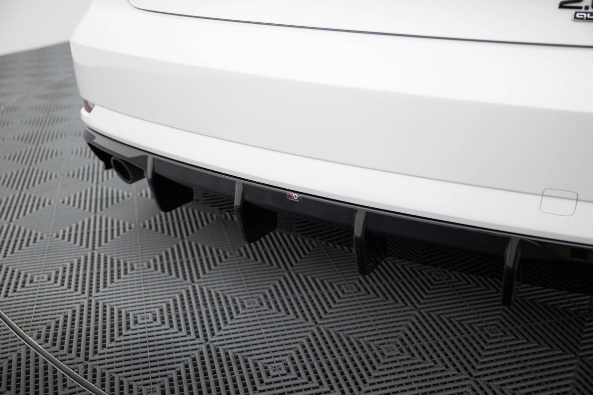 Bakre diffuser montert på Audi A3 Sedan 8V Facelift i nærbilde