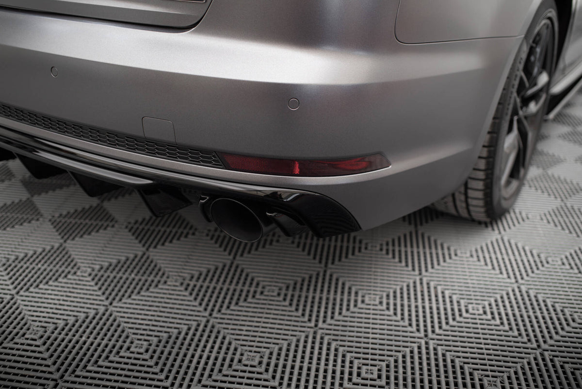 Nærbilde av diffuser i ABS-plast for Audi A4 S-Line B9 med strukturert sort finish