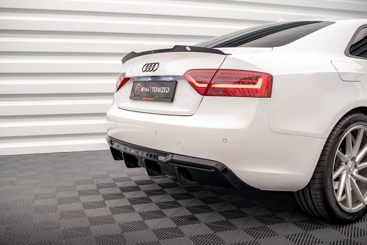 Bakvalance V2 for Audi A5 8T sett nedenfra med eksosutskjæring