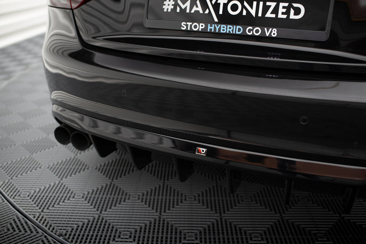 Maxton Design bakdiffuser til Audi A5 S-Line 8T i nærbilde av overflaten