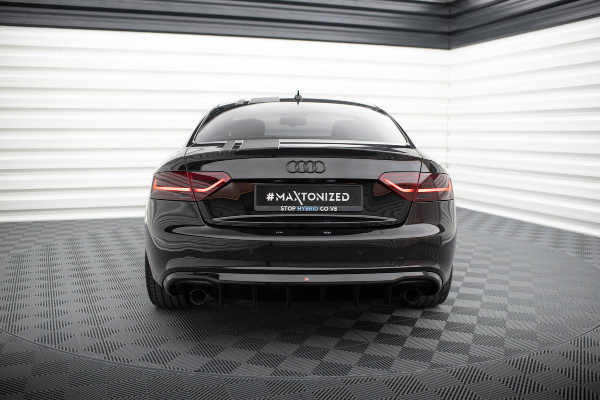 Nærbilde av bakre diffuser V2 i strukturert sort for Audi A5 8T S-Line