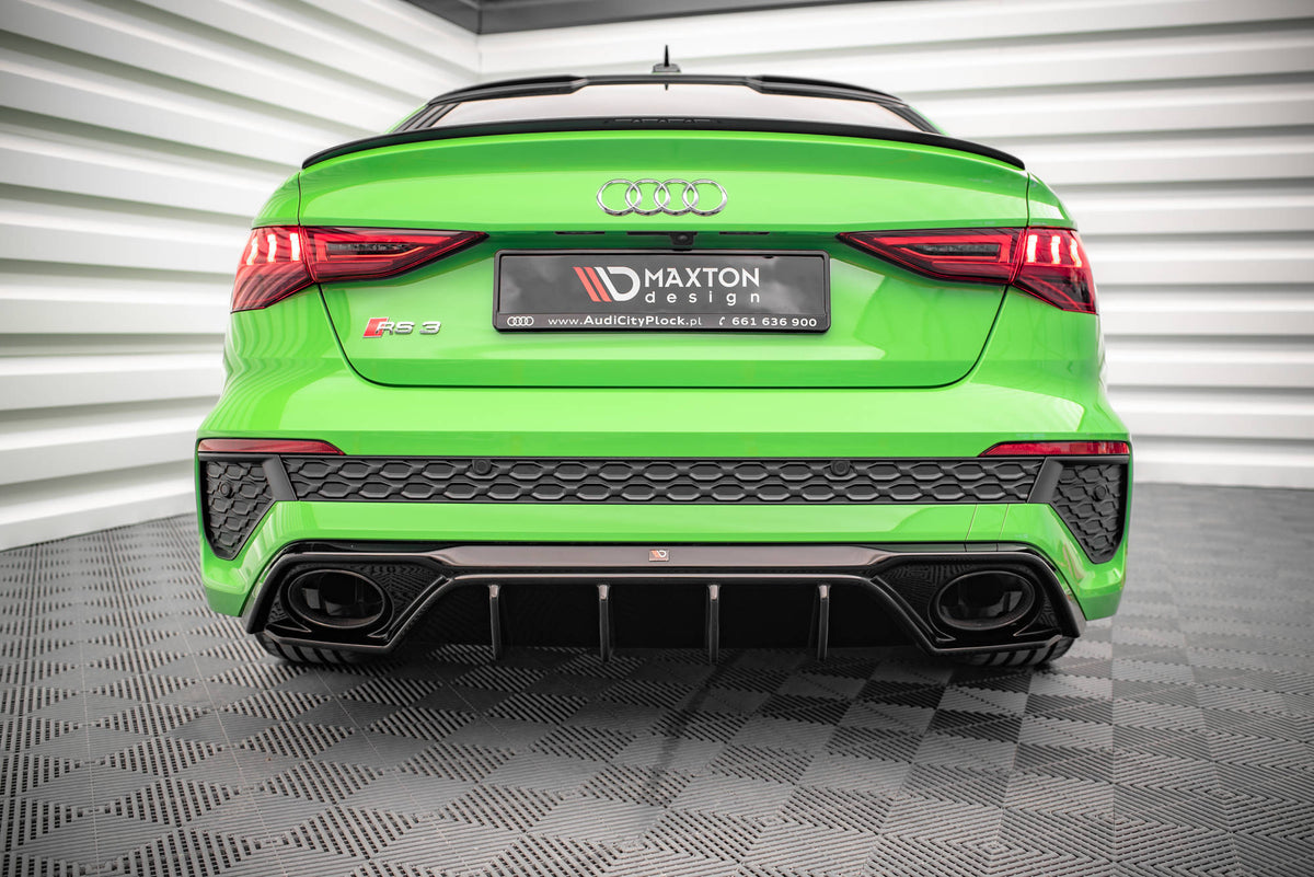 Diffuser Audi RS3 8Y sett fra siden, viser aerodynamisk profil og presis passform mot original støtfanger bakre del