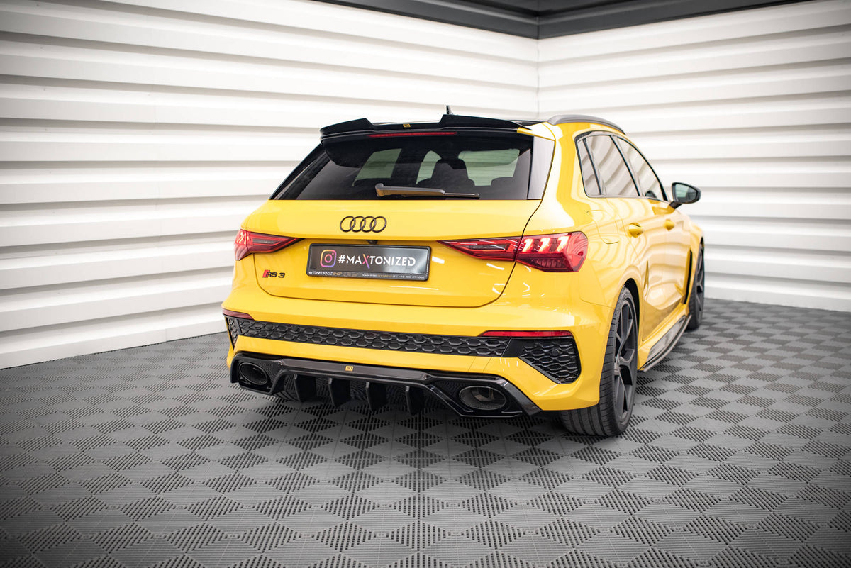 Diffuser Audi RS3 8Y i skrå vinkel bakfra som viser hvordan den forlenger og forbedrer bilens aerodynamiske profil
