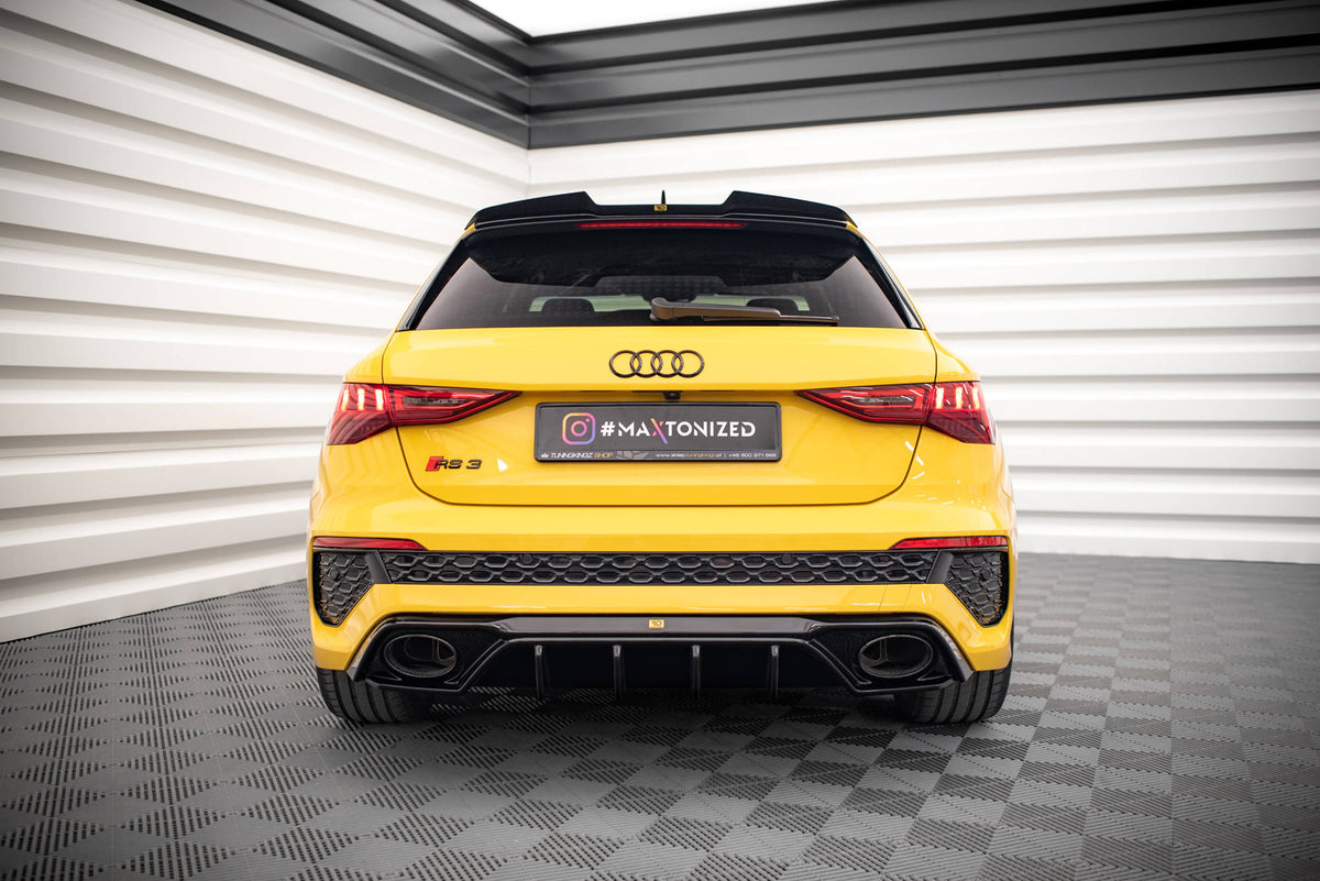 Diffuser Audi RS3 8Y sett fra undersiden med festepunkter og monteringshull synlige