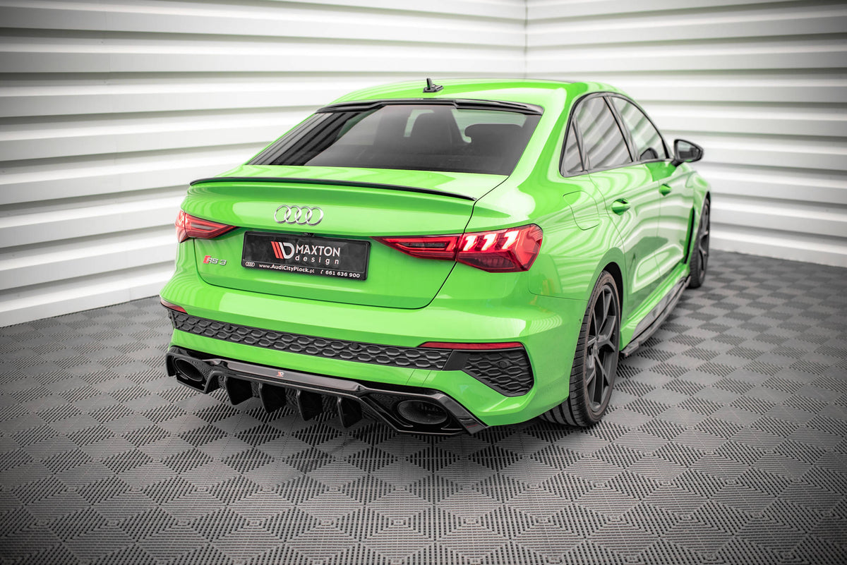 Diffuser til Audi RS3 8Y montert på bakre støtfanger, sort matt finish med aggressive luftkanaler og sporty design