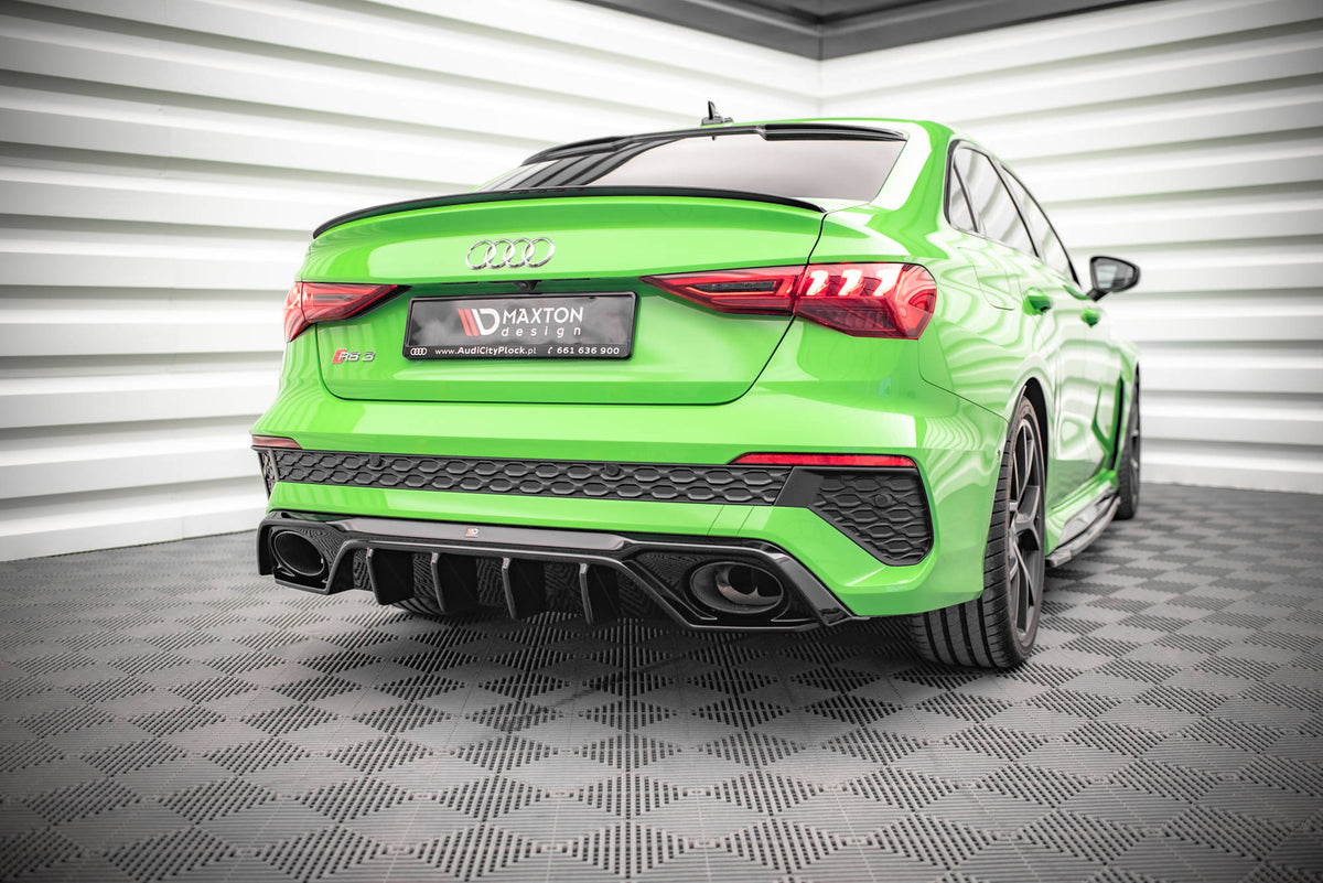 Nærbilde av materialdetalj på diffuser til Audi RS3 8Y som viser høykvalitets ABS-plast med glatt matt overflate