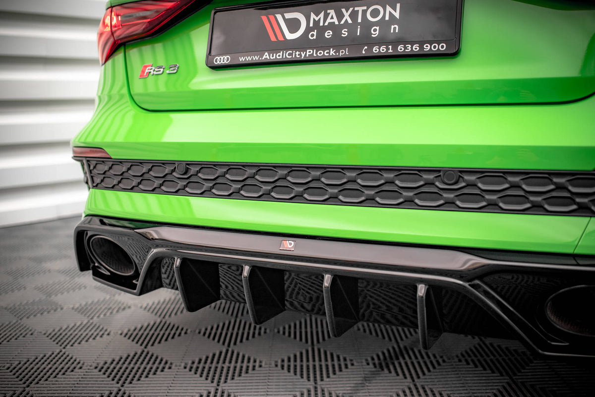 Monteringsdetalj av diffuser på Audi RS3 8Y med presis tilpasning til original støtfanger bakfra
