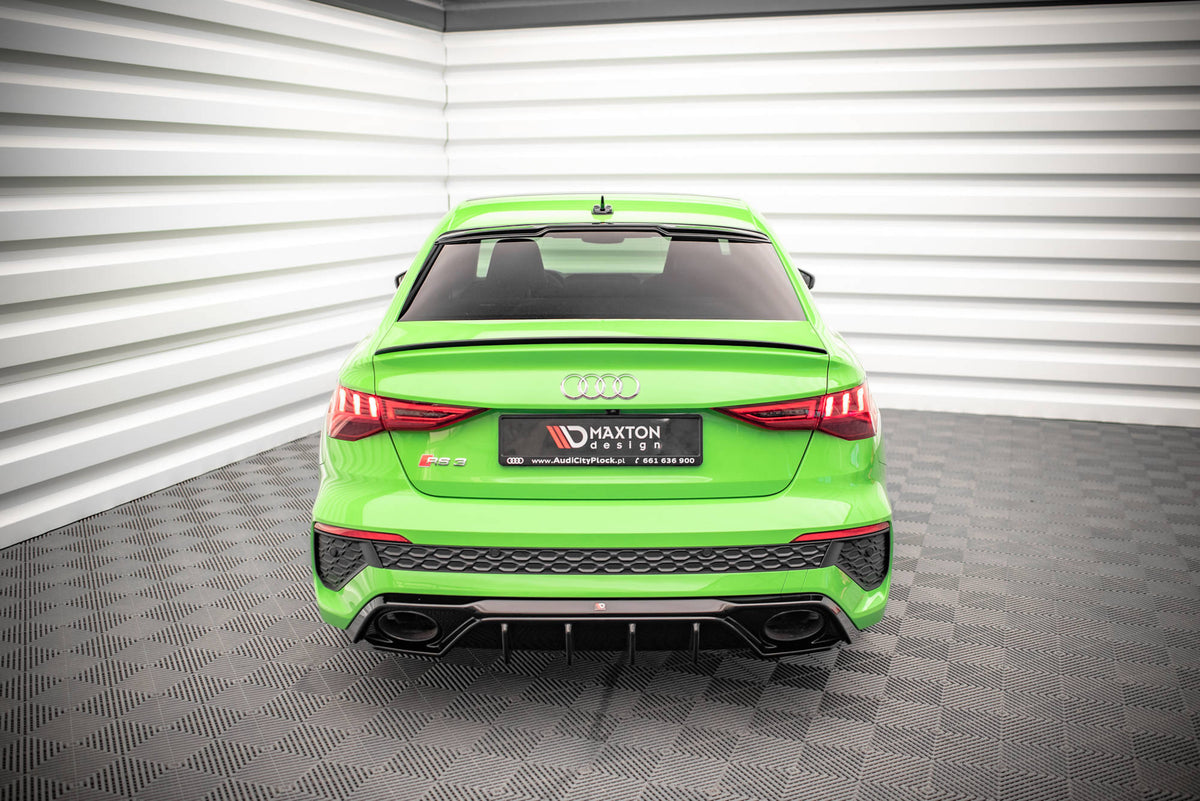 Nærbilde av luftkanaler og finnedesign på diffuser til Audi RS3 8Y for optimalt luftutslipp