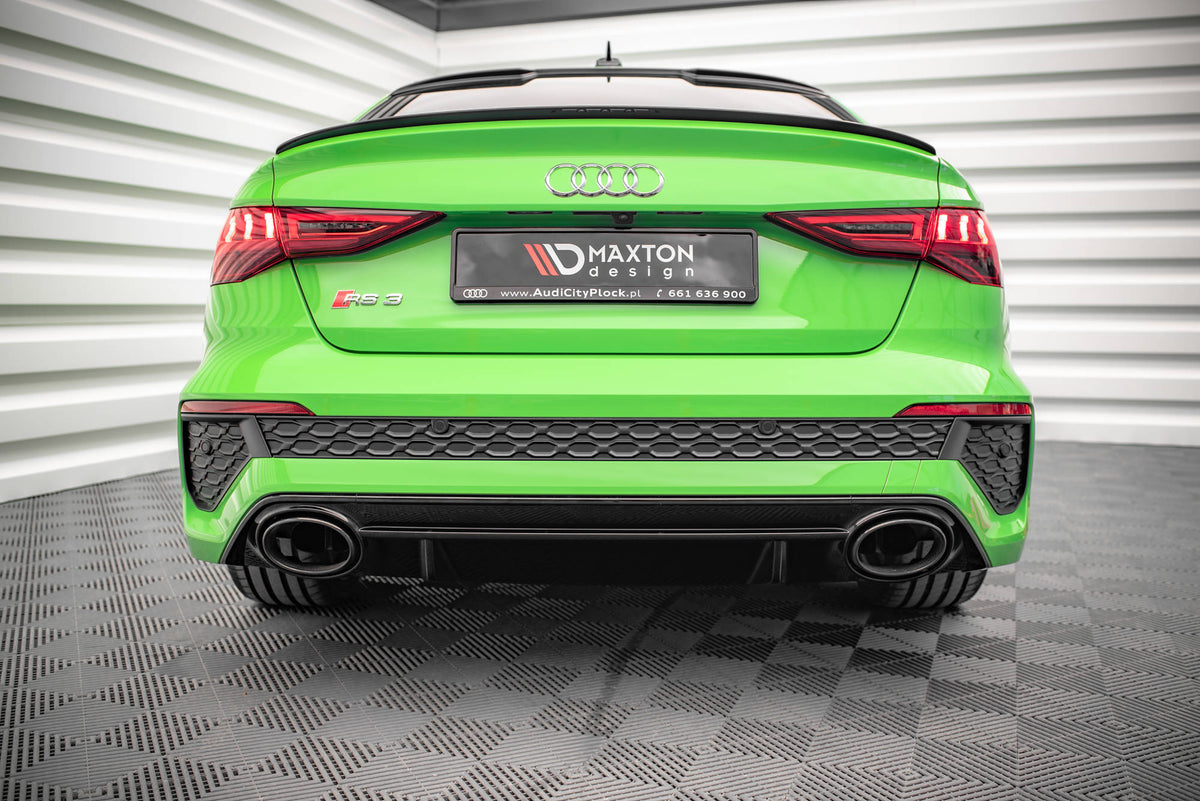 Pakkeinnhold for diffuser Audi RS3 8Y med gratis frakt, komplett sett vist på beskyttende emballasje klar for montering