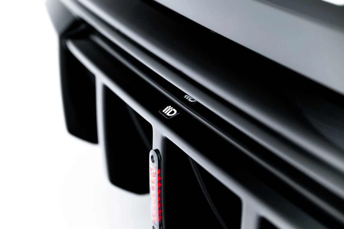 Nærbilde av integrert LED-lys på diffuser til Audi RS3 Sedan 8Y Facelift