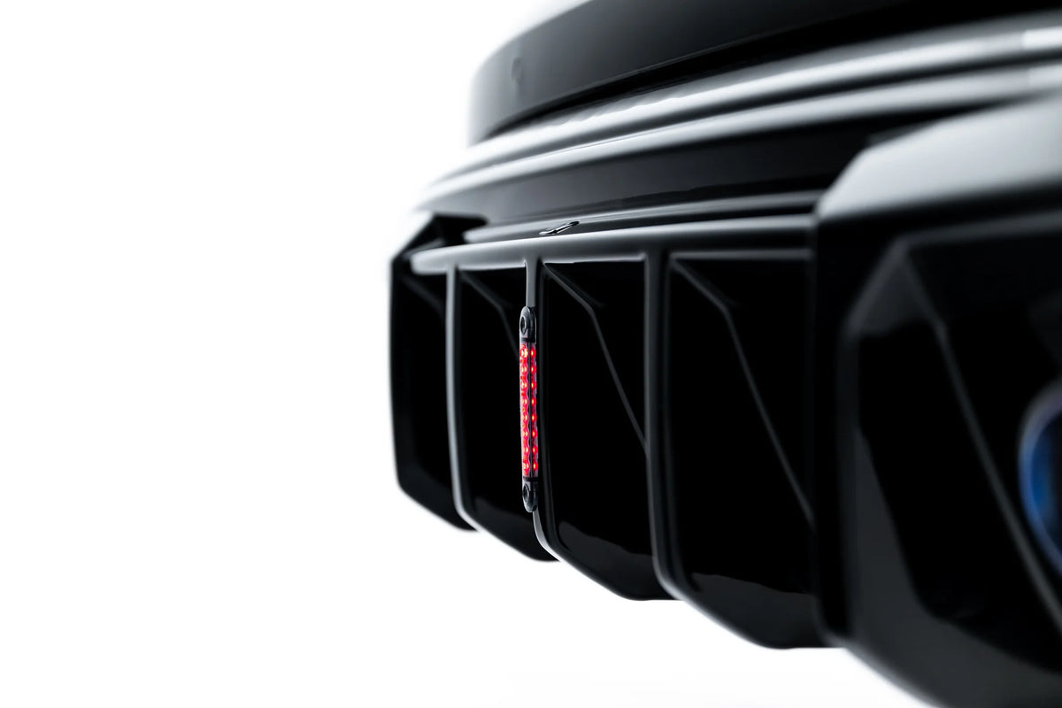 Diffuser til Audi RS3 Sedan 8Y i blank sort finish sett fra siden