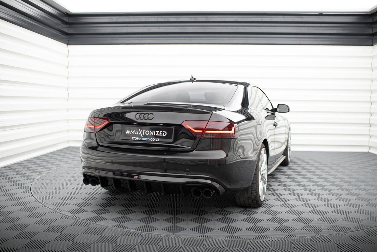 Diffuser Audi S5 8T montert på bil, sett bakfra med synlig eksosutsparing