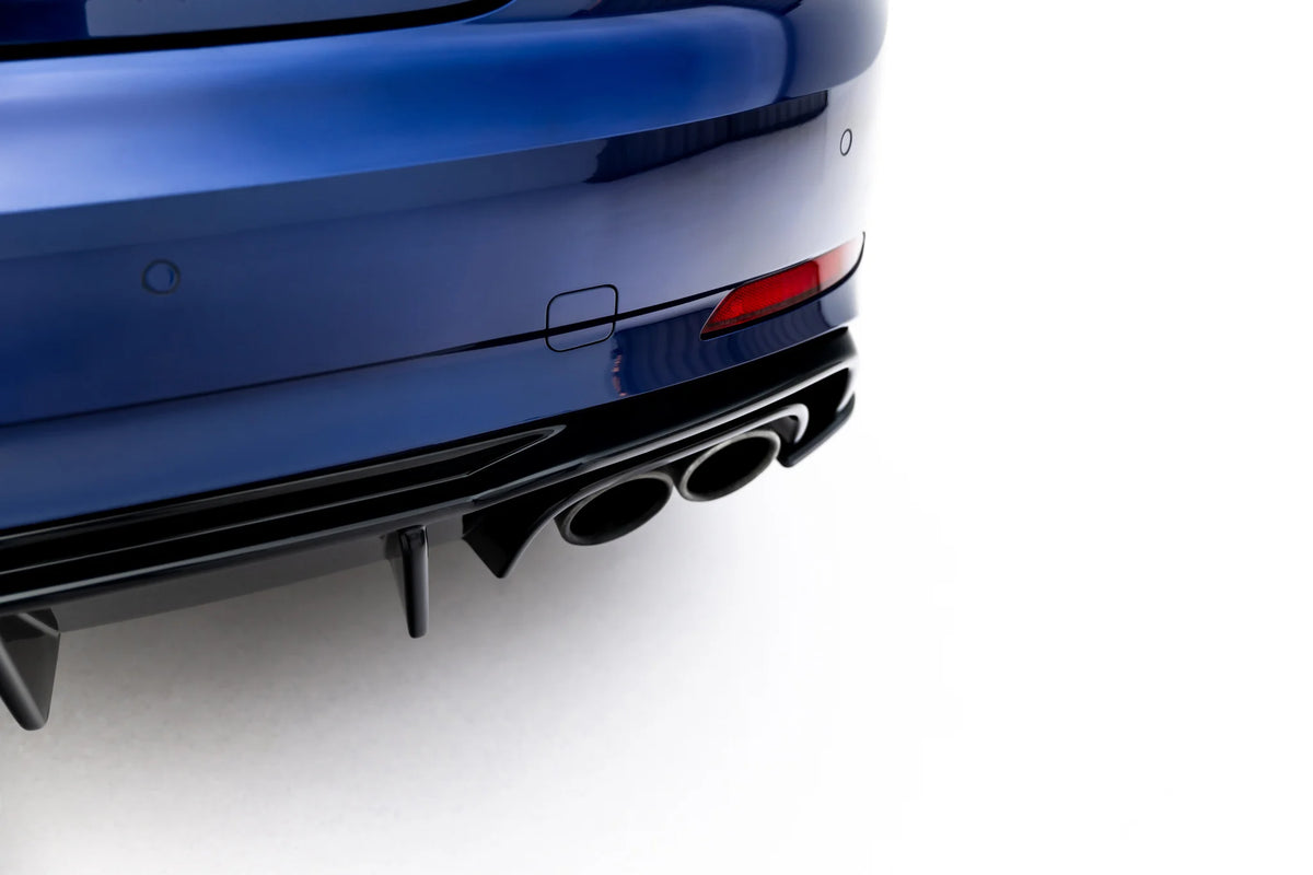 Nærbilde av blank sort diffuser til Audi S5 Coupe F5