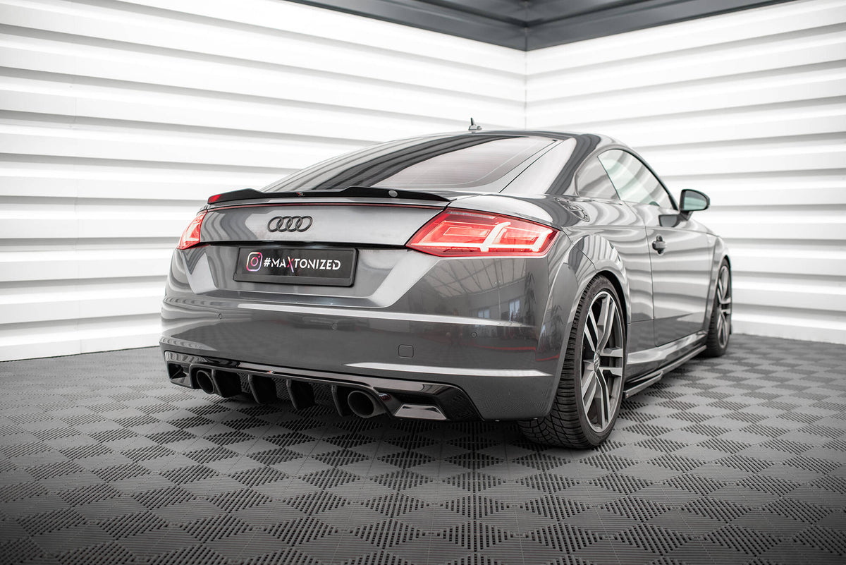 Nærbilde av Gloss Black-overflaten på hekkskjørt til Audi TT S-Line 8S