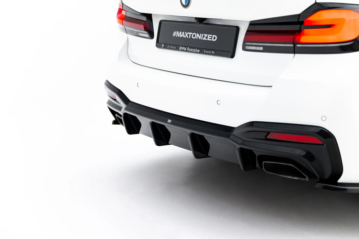 Hekkskjørt BMW 5-serie G31 i Gloss Black, detaljbilde av overflaten