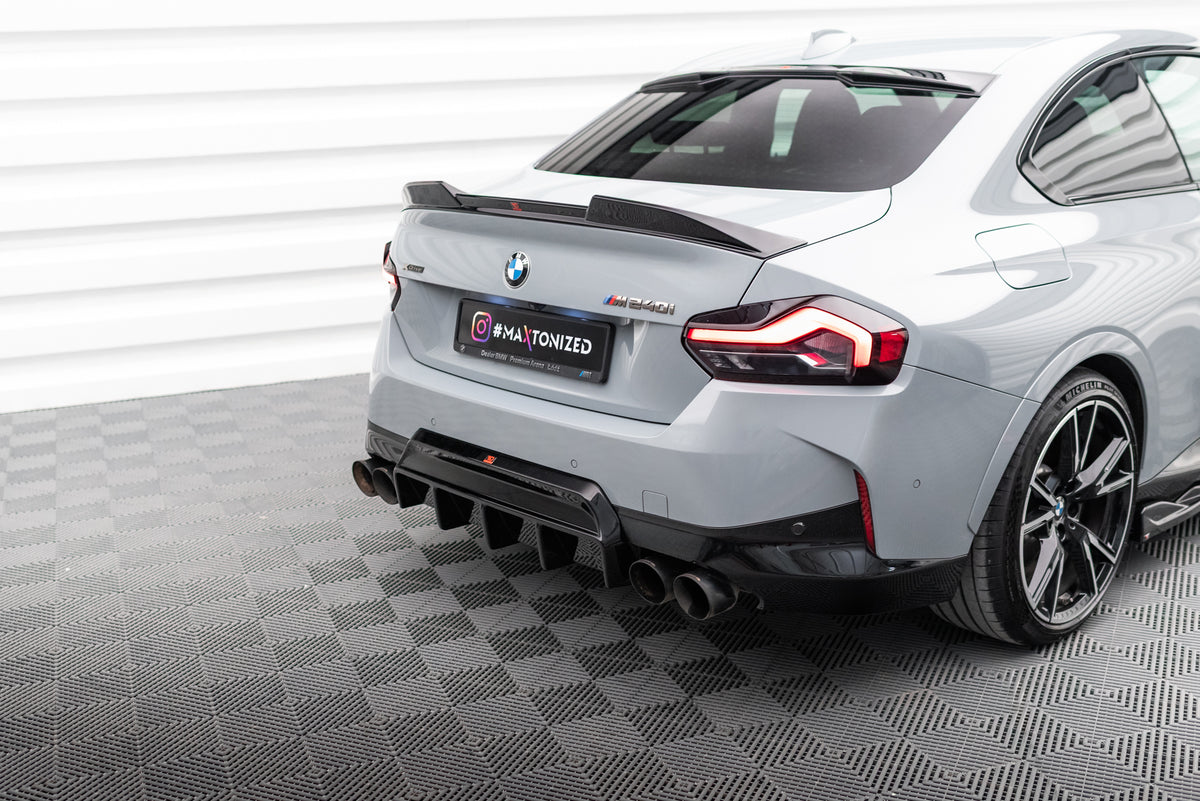 Detaljbilde av bakre skjørt til BMW M240i G42 i sort ABS-plast