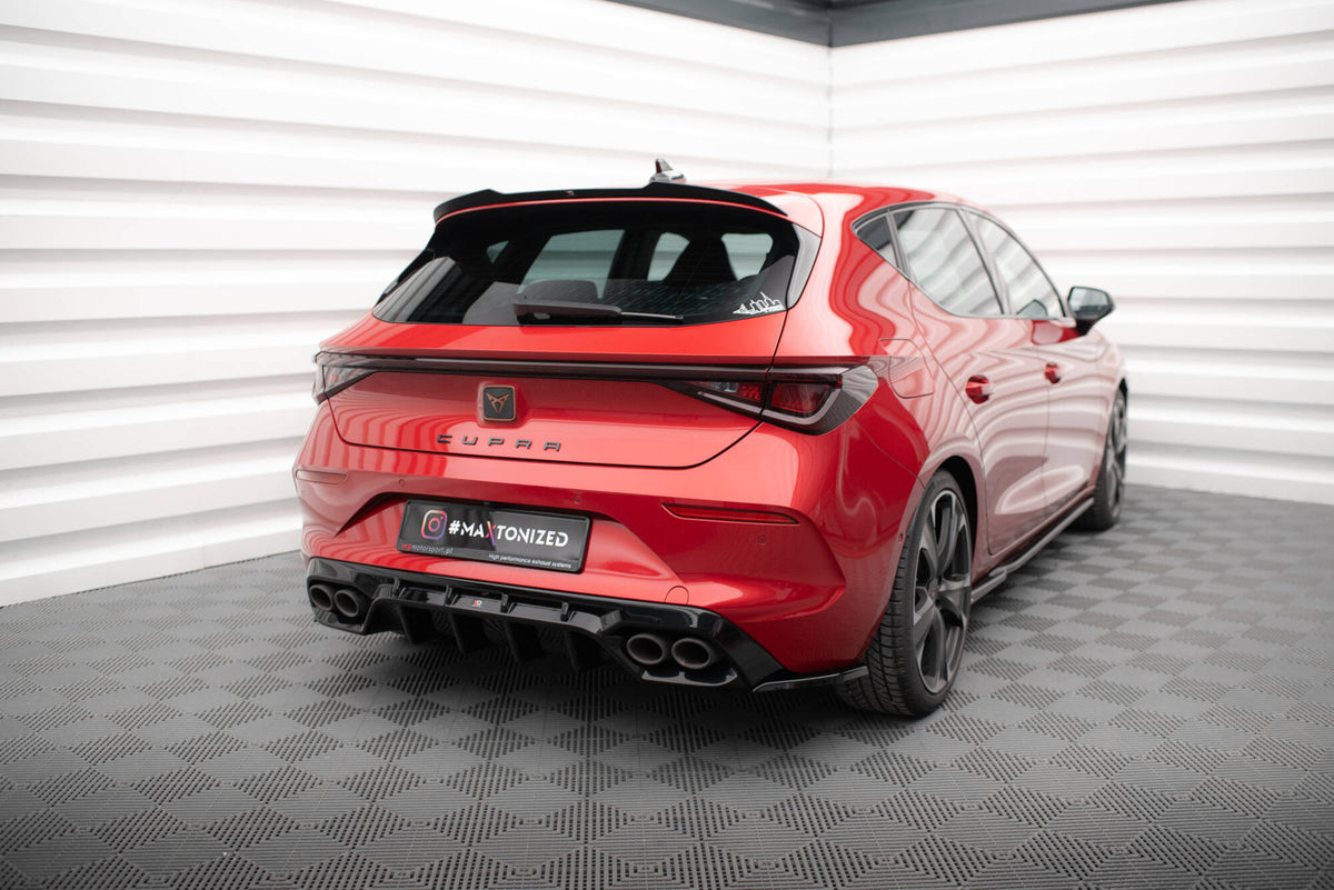 Bakre diffuser til Cupra Leon Hatchback MK1 VZ sett nedenfra i strukturert svart ABS-plast
