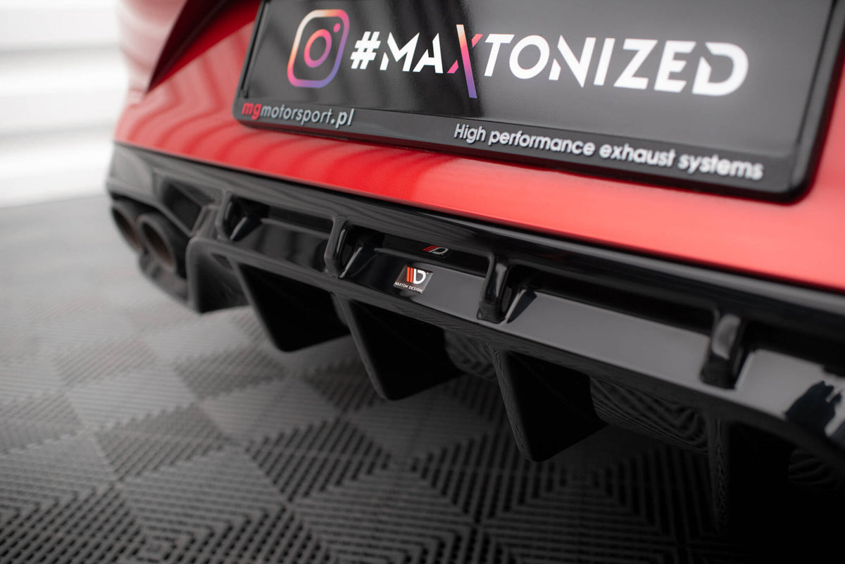 Nærbilde av bakre valance-erstatning for Cupra Leon MK1 VZ 300HP med teksturert overflate