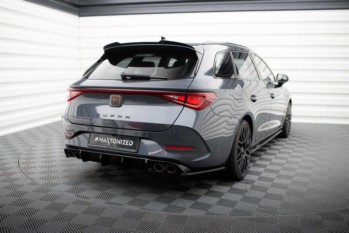 Bakre valance fra Maxton Design montert på Cupra Leon ST i nærbilde