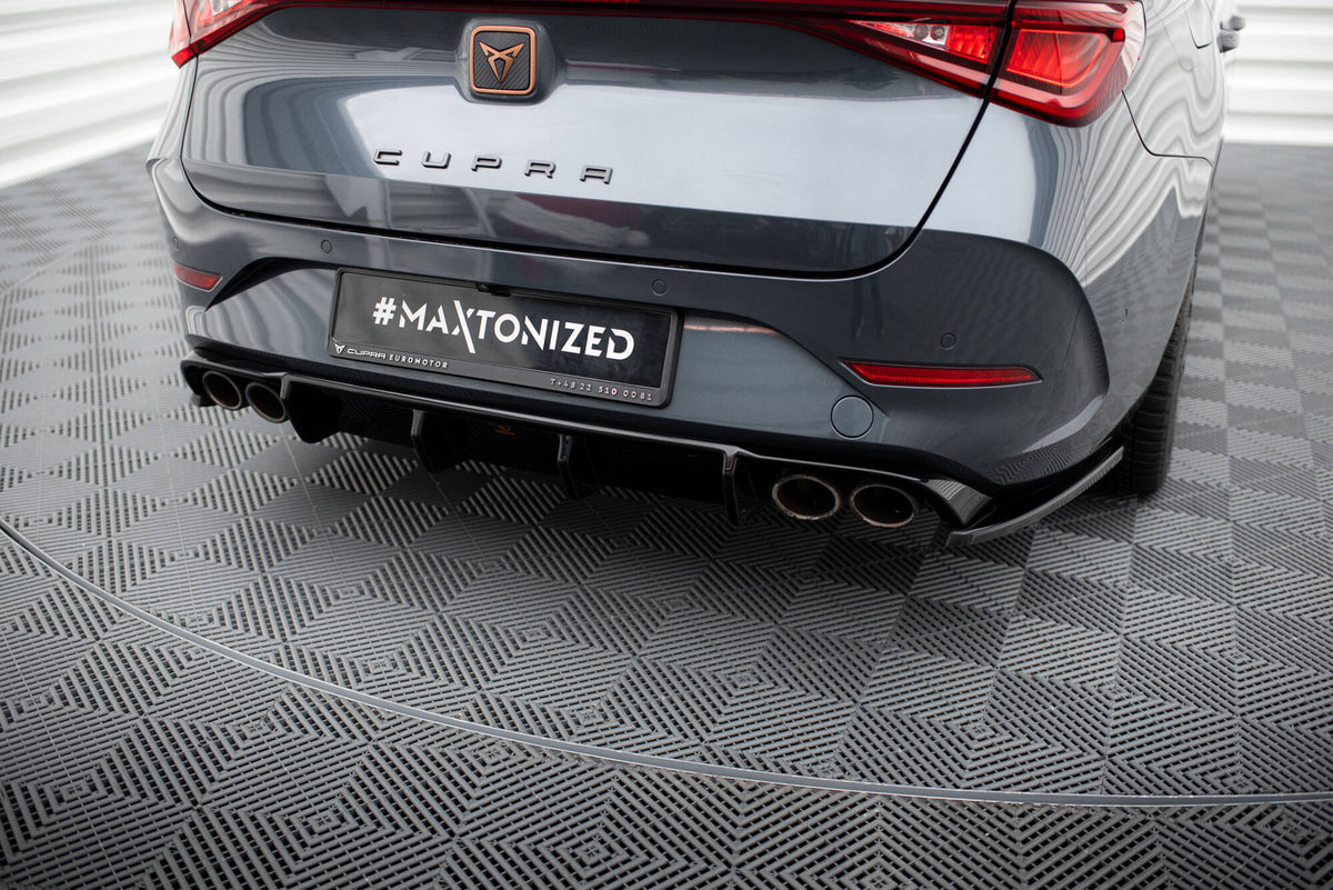 Diffuser til Cupra Leon ST Mk1 sett bakfra i strukturert svart finish