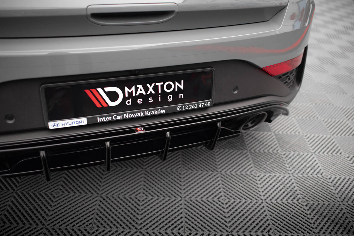 Bakdiffuser fra Maxton Design montert på Hyundai i30 N hatchback, skrå vinkel