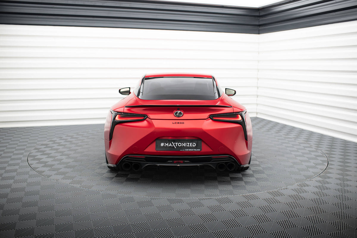 Diffuser til Lexus LC 500 i strukturert svart finish, nærbilde av overflaten