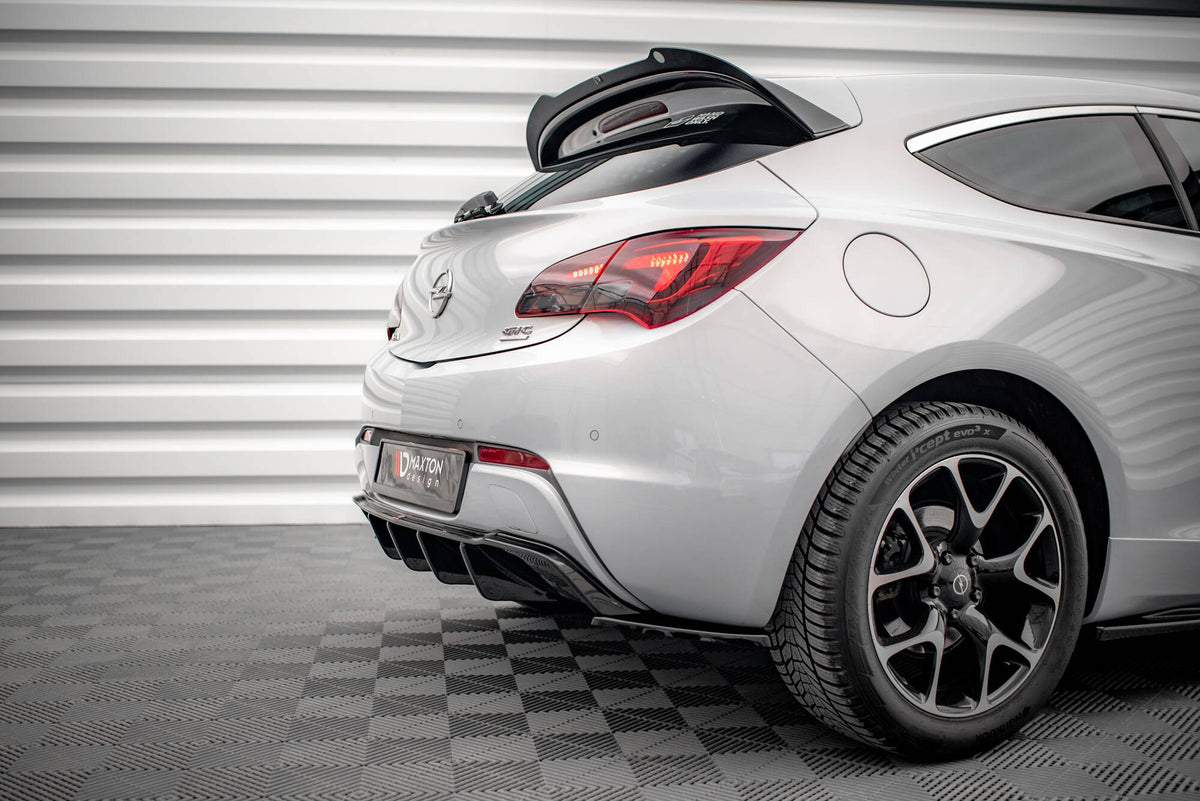Bakvalanse Opel Astra GTC J montert på hvit bil i skrå vinkel