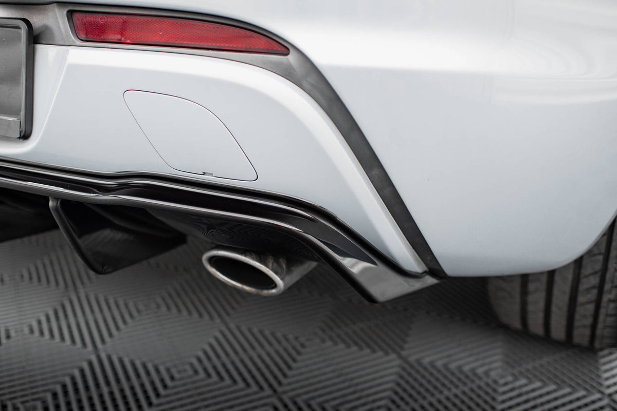 Maxton Design bakdiffuser for Astra GTC J med eksosutskjæringer, sett ovenfra