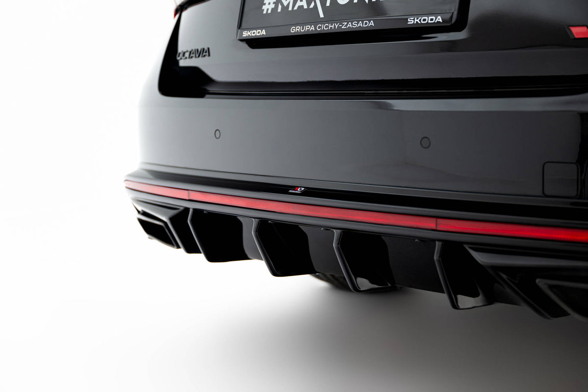 Nærbilde av bakre diffuser i Gloss Black til Skoda Octavia RS Combi