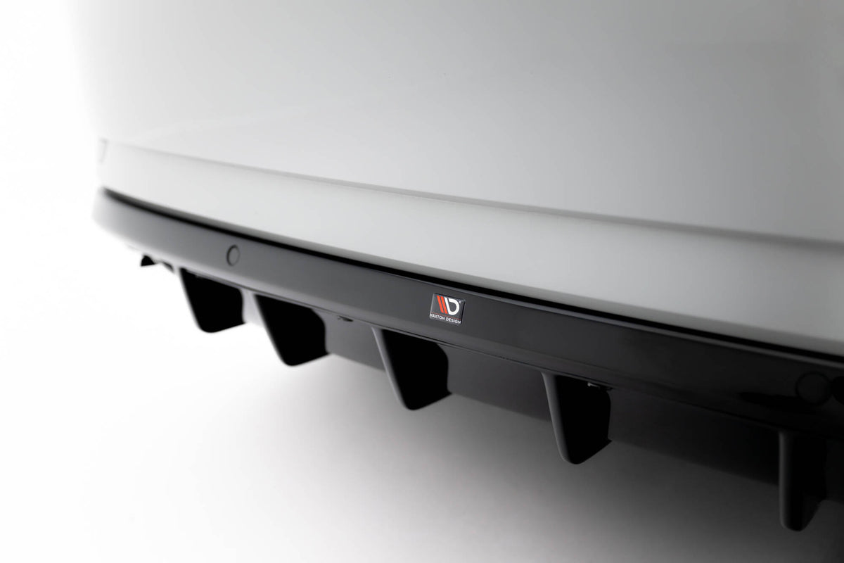 Bakre diffuser Skoda Superb Liftback MK3 i nærbilde av strukturert overflate