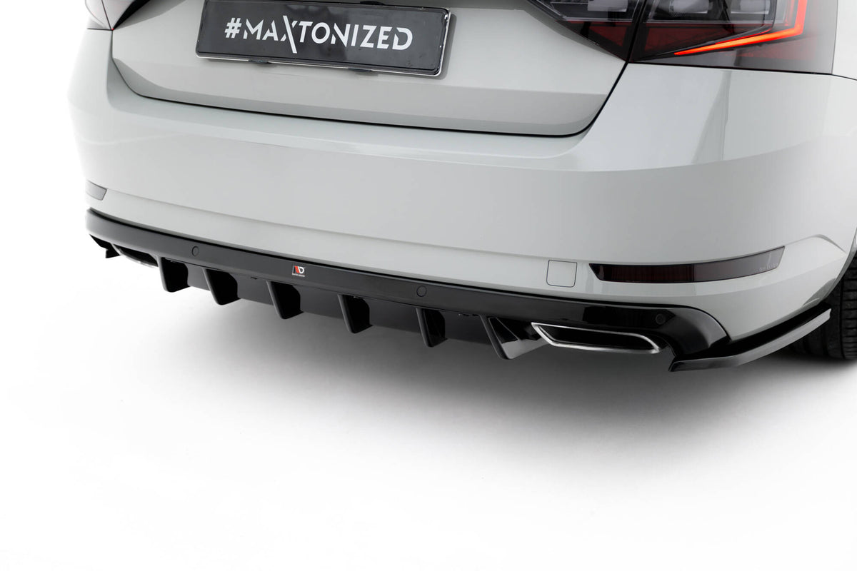 Diffuser Skoda Superb MK3 med synlige eksosender sett fra siden