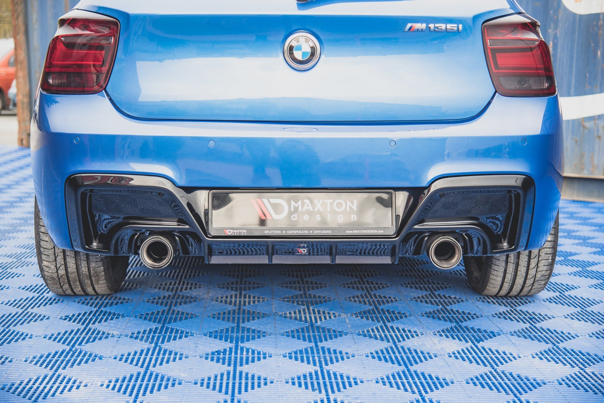 Diffuser BMW M135i F20 V.1 montert under bakstøtfangeren i sort finish