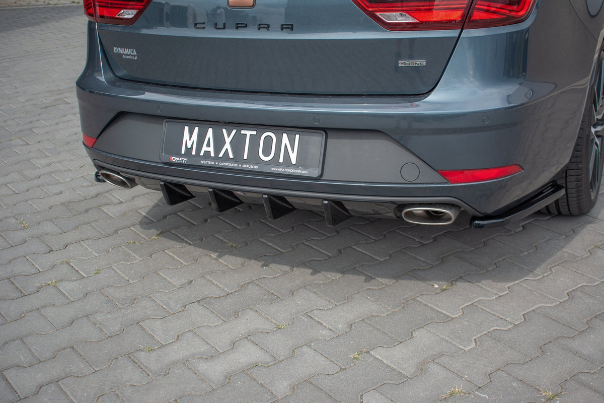 Diffuser montert på Seat Leon Cupra Facelift Sportstourer fra skrå vinkel
