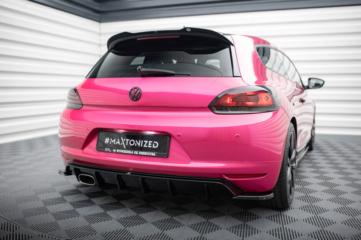 Bakvalance fra Maxton Design montert på VW Scirocco MK3 i skrå vinkel
