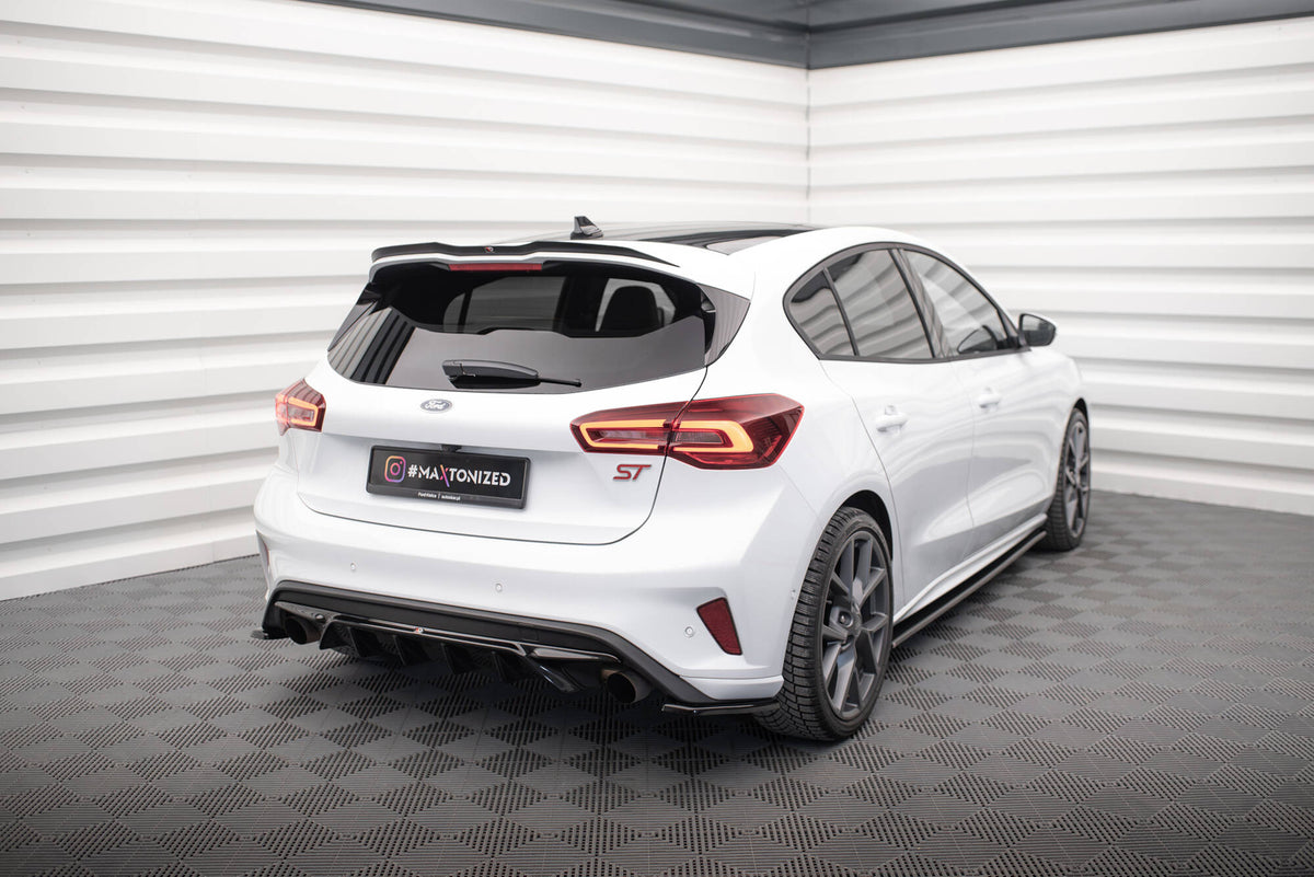 Diffuser V.2 med karbonfinish til Ford Focus Hatchback ST MK4 i profil