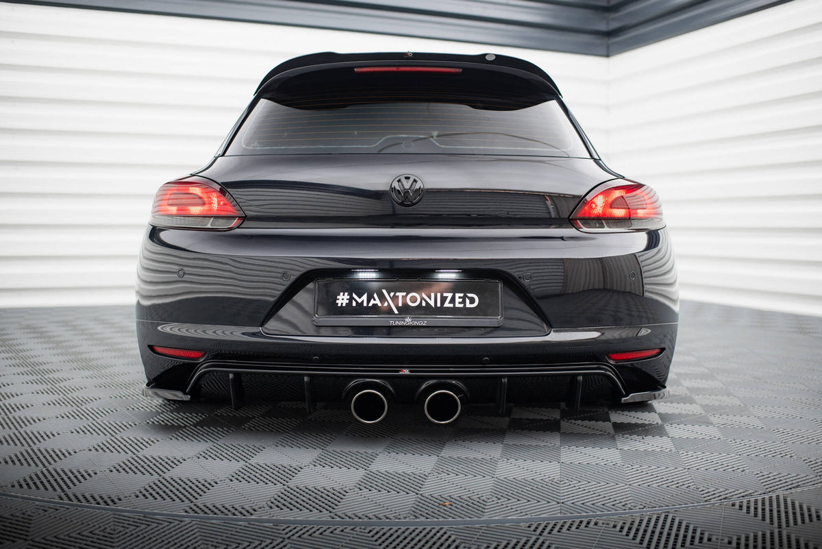 Diffuser til VW Scirocco Mk3 montert på bil, skrå vinkel bakfra