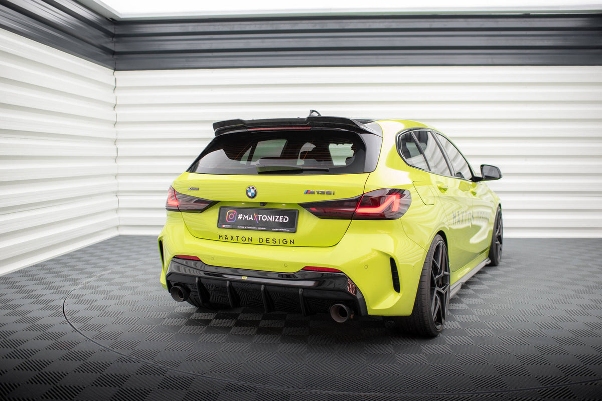 Nærbilde av høyre eksosåpning på diffuser V.3 for BMW F40 M135i fra Maxton Design