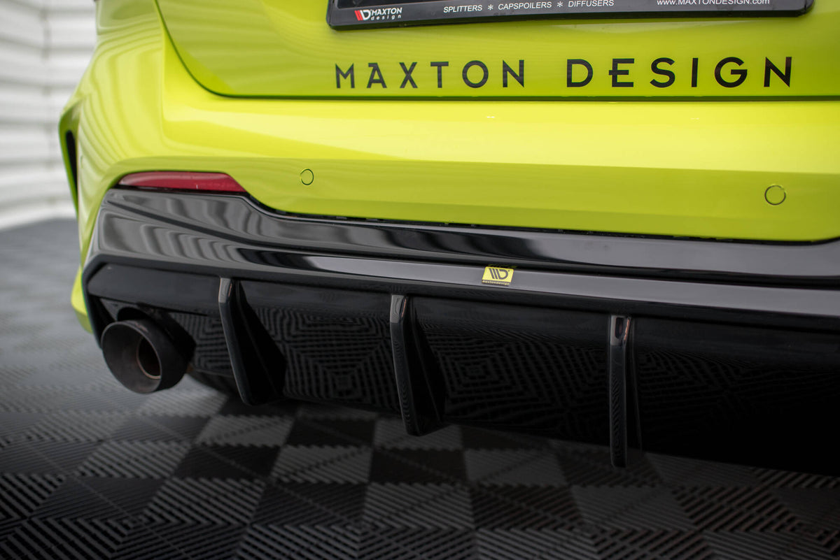 Undersiden av diffuser V.3 i ABS-plast for BMW 1 F40, montering nærbilde