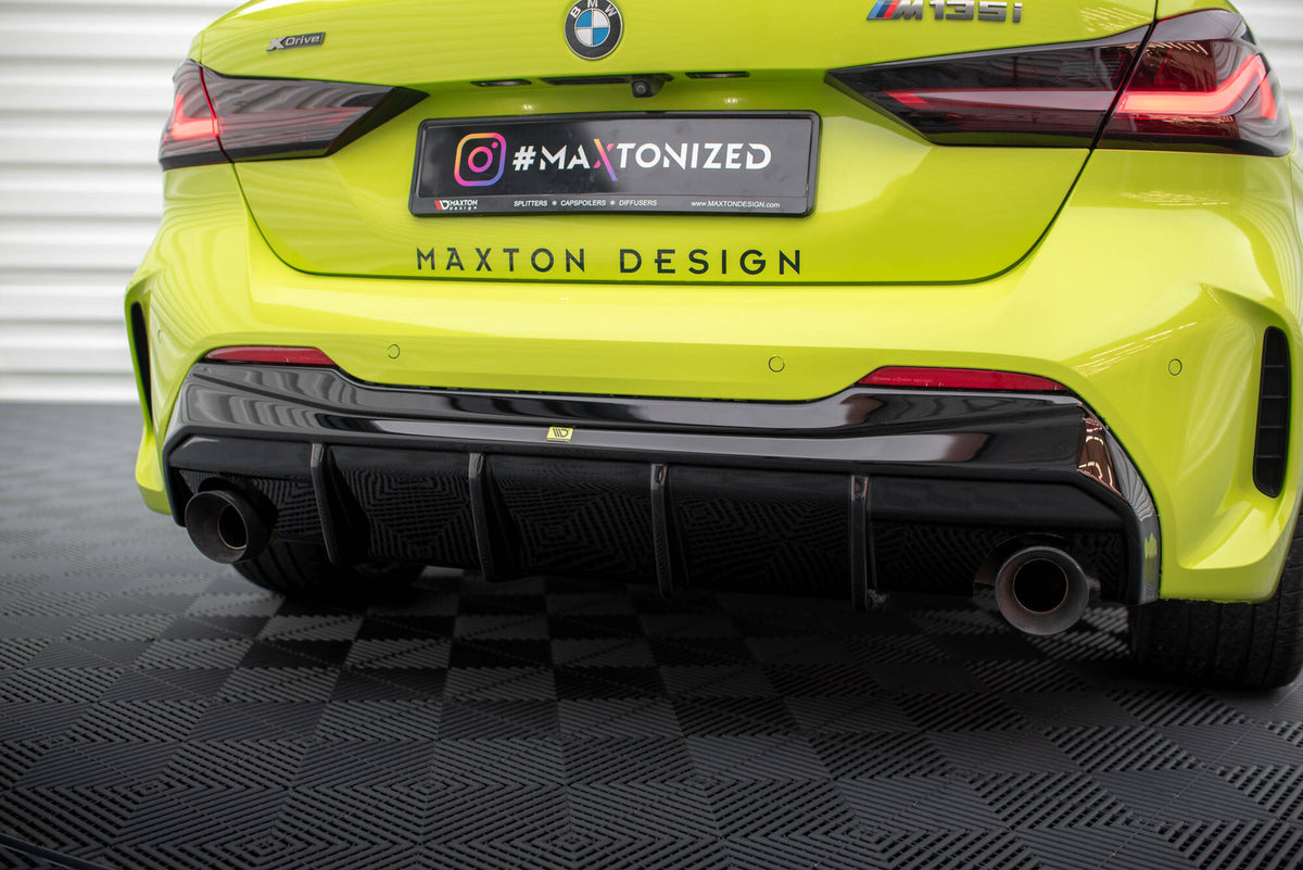 Maxton Design diffuser V.3 på BMW F40 128ti, bakparti sett fra lav vinkel