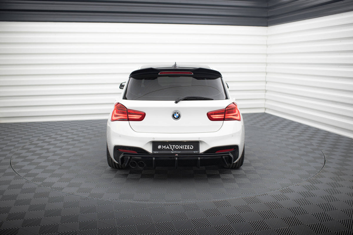 Nærbilde av diffuser BMW 1 F20 Facelift M-Pakke V1 V.3 med aggressive luftkanaler og sporty design
