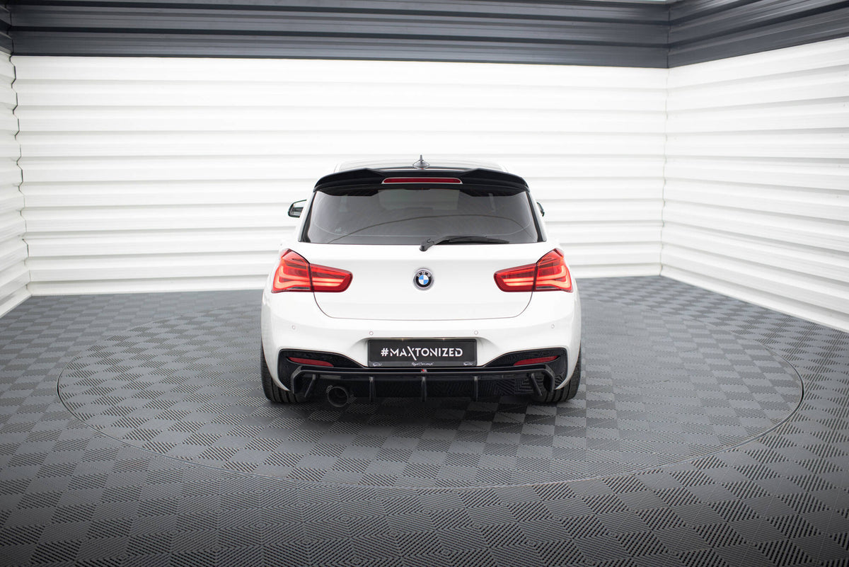 Nærbilde av diffuser BMW 1 F20 Facelift M-Pakke V2 V.3 med aggressive luftkanaler