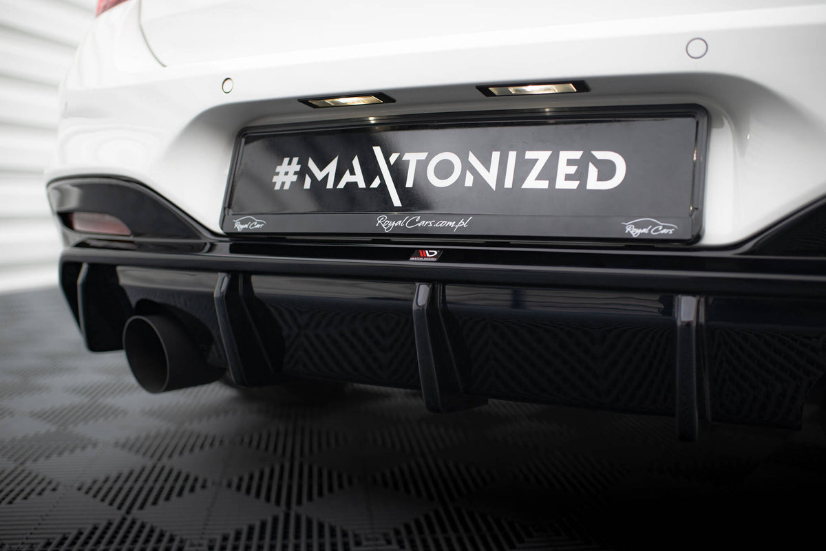 BMW 1-serie F20 Facelift med montert M-Pakke diffuser V2 V.3 i bakperspektiv
