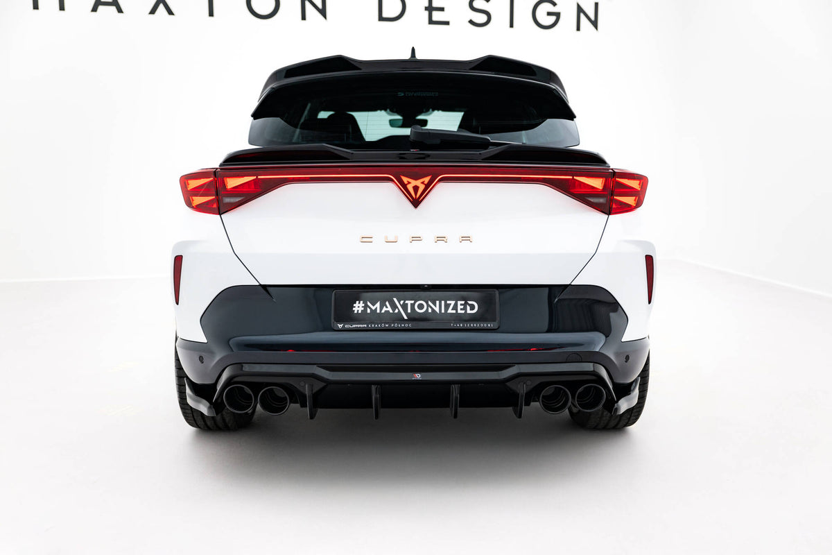 Bakre diffuser V.3 med eksosender-imitasjon montert på Cupra Formentor Facelift sett bakfra