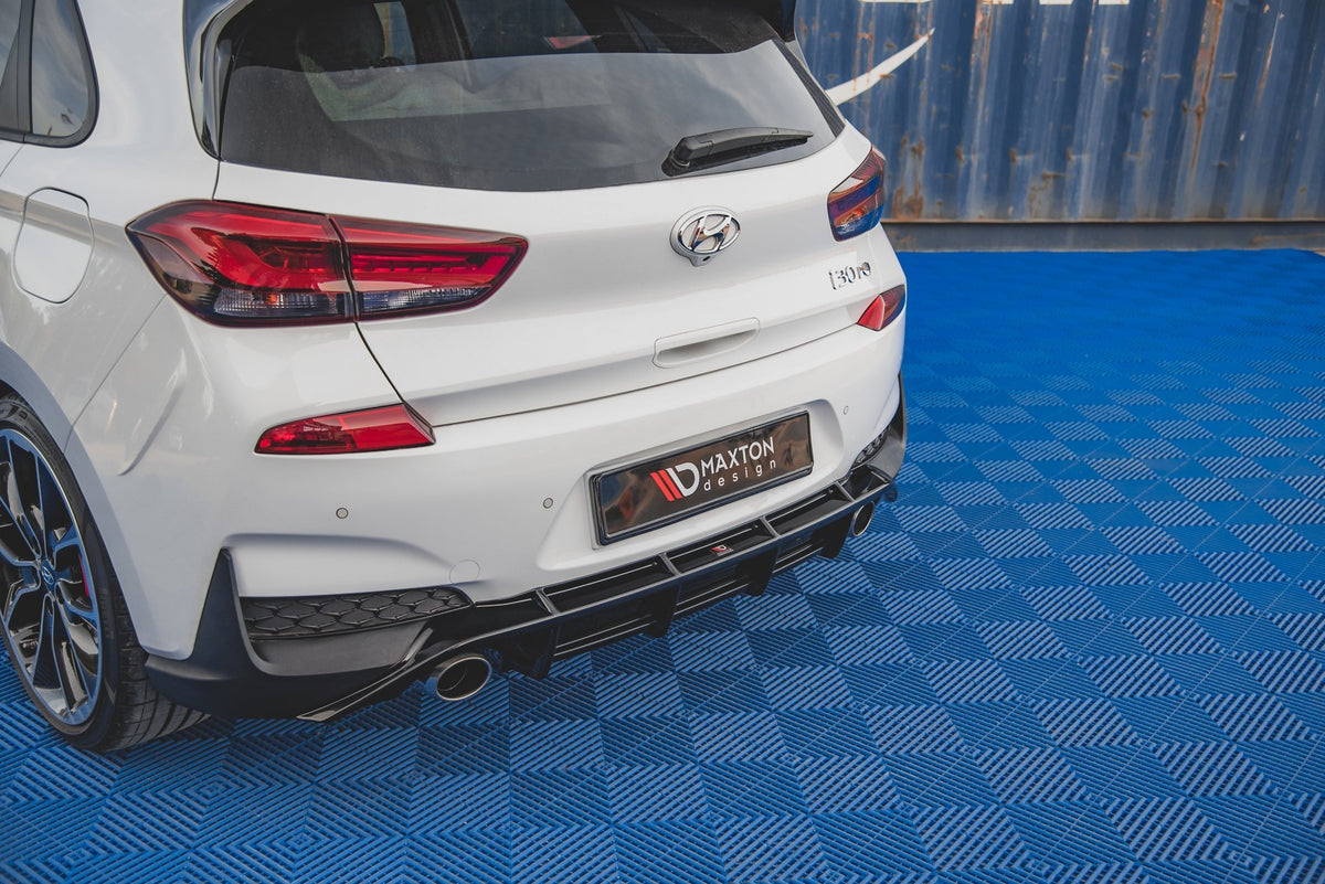 Bakvalance V.3 for Hyundai i30 N i nærbilde av strukturert svart overflate