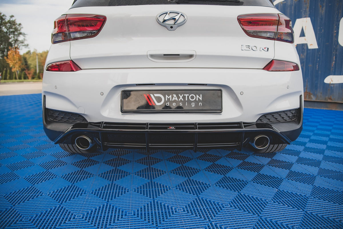 Diffuser V.3 fra Maxton Design montert på Hyundai i30 N MK3 Hatchback, sett bakfra