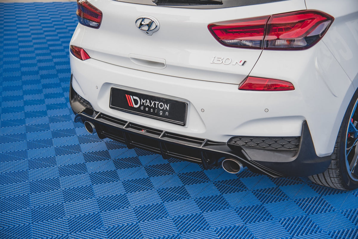 Diffuser montert under bakstøtfanger på Hyundai i30 N MK3, sidevinkel